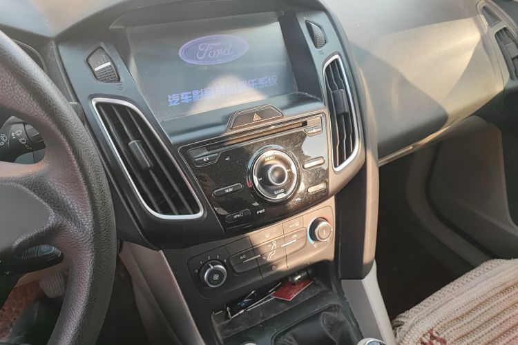 福特 福克斯 2015款 三厢 1.6L 手动舒适型中控内饰16