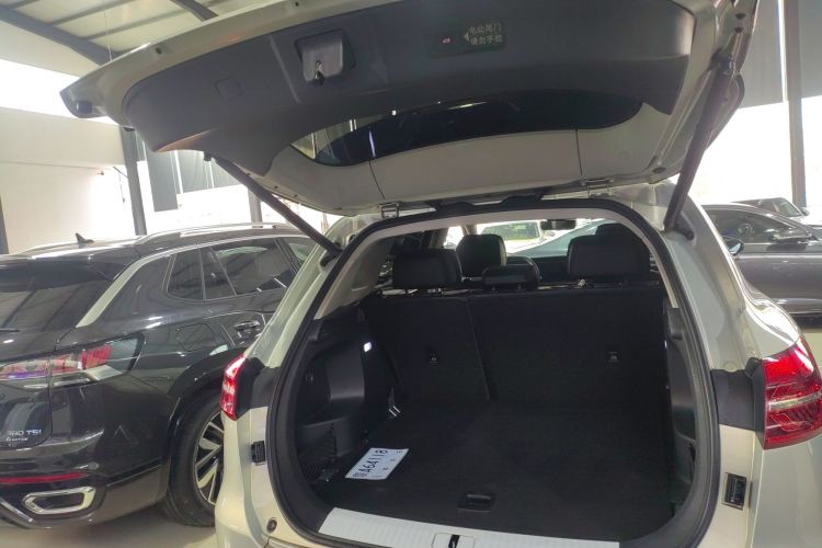 红旗HS5 2022款 改款 2.0T 智联旗领四驱版机舱底盘23