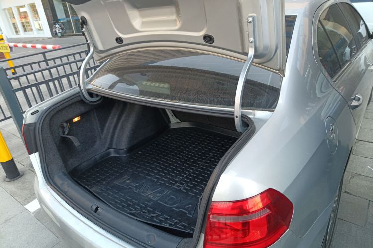 大众 朗逸 2013款 改款经典 1.6L 自动舒适版机舱底盘23