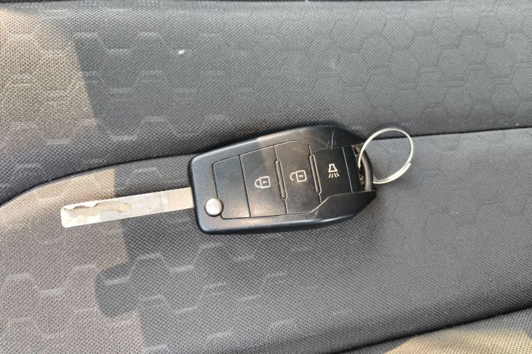 BAW北汽制造 锐胜王牌M7 2025款 2.0L 手动长轴舒适型 6/7座中控内饰11