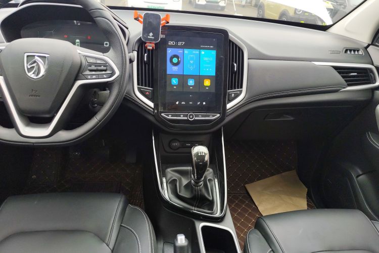 宝骏530 2021款 全球车周年纪念版 1.5T 手动尊贵型 6座中控内饰16