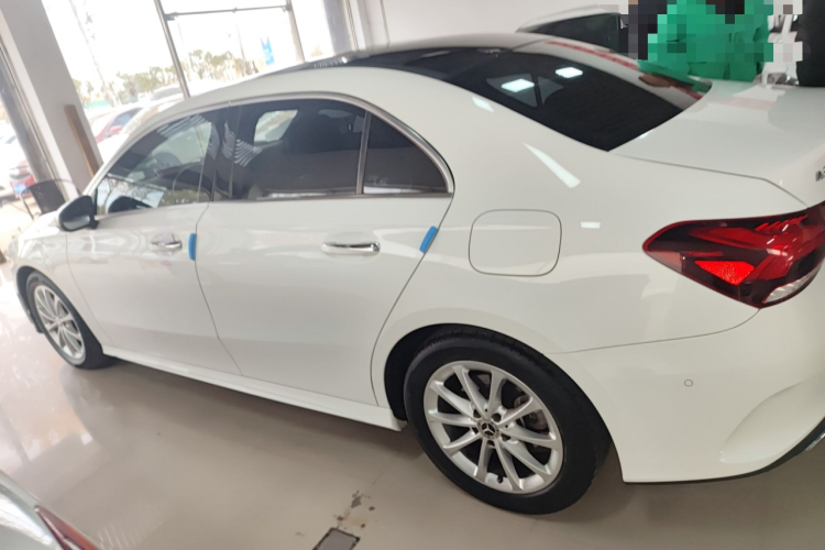 奔驰A级 2021款 A 200 L 运动轿车时尚型车身外观4