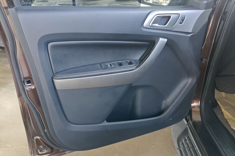 福特 撼路者 2017款 2.0T 汽油自动四驱豪华版 5座中控内饰47