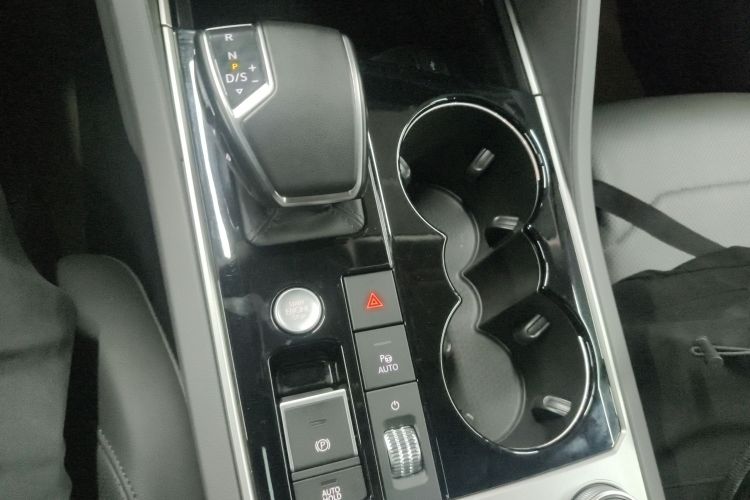 大众 途锐 2023款 3.0TSI 锐享版 曜黑运动套装中控内饰18