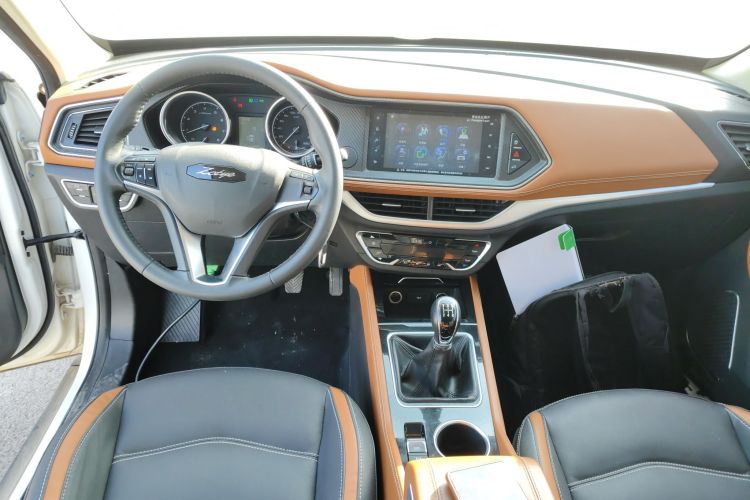 众泰T300 2017款 1.5L 手动豪华型中控内饰12