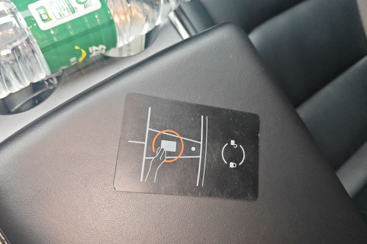 特斯拉 Model Y 2021款 标准续航后驱版中控内饰11