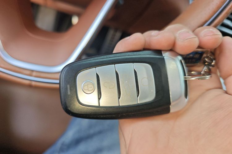 红旗H9 2020款 2.0T 智联旗享版中控内饰11