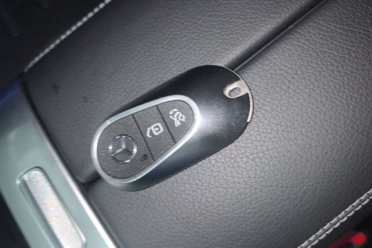 奔驰C级 2025款 改款 C 260 L 皓夜运动版中控内饰7001