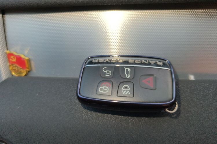 路虎 揽胜极光(进口) 2015款 2.0T 5门耀动版中控内饰11