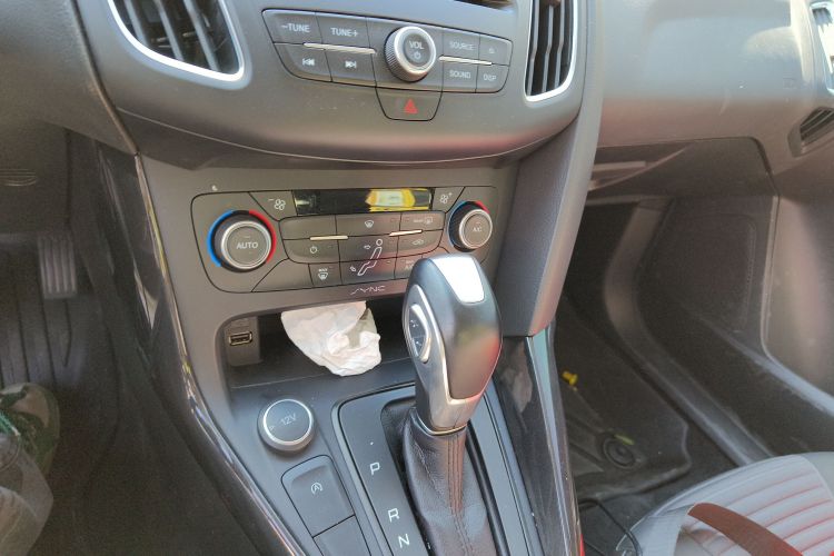 福特 福克斯 2017款 三厢 EcoBoost 180 自动精英型中控内饰18