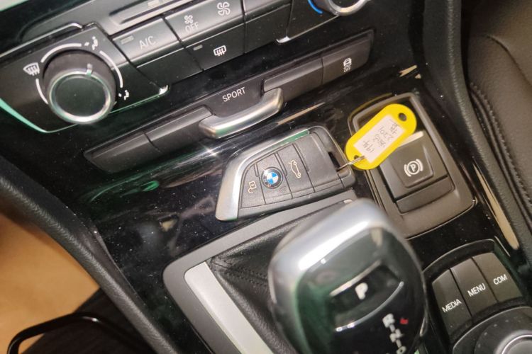 宝马2系多功能旅行车 2018款 220i 领先型中控内饰11