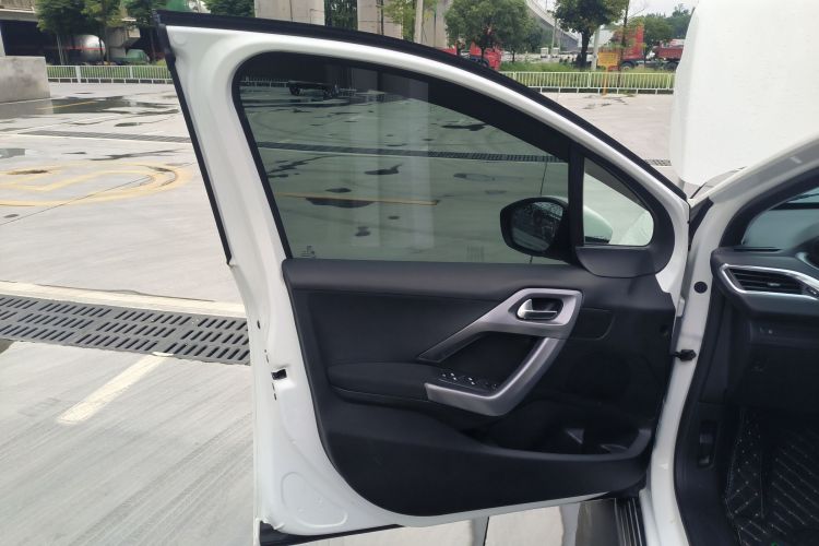 标致2008 2014款 1.6L 自动时尚版中控内饰7007