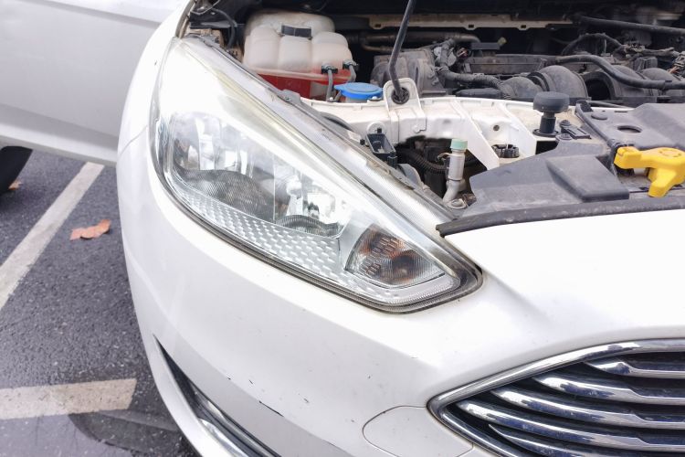 福特 福克斯 2015款 三厢 1.6L 手动风尚型车身外观8