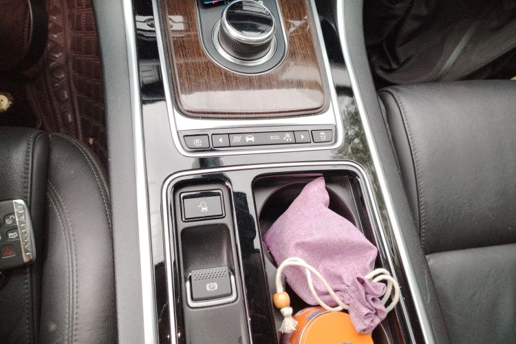 捷豹XFL 2018款 XFL 2.0T 200PS 精英版局部细节18