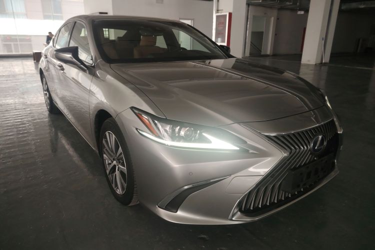 雷克萨斯ES 2018款 300h 卓越版 国VI车身外观3