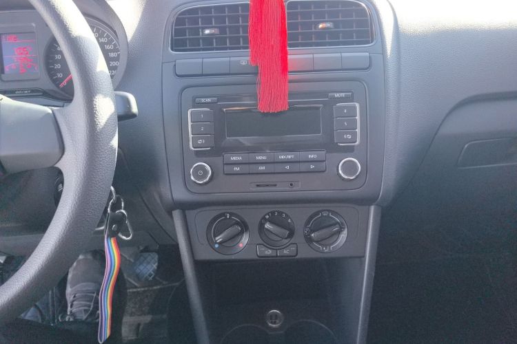 大众 Polo 2013款 1.4L 手动风尚版中控内饰16