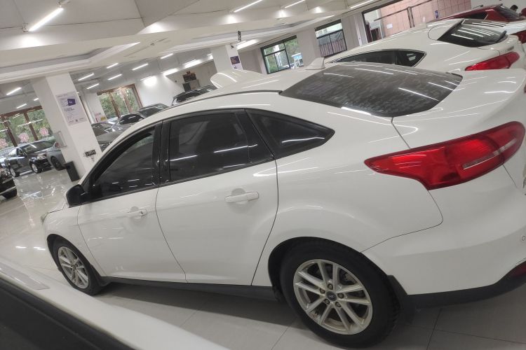 福特 福克斯 2017款 三厢 1.6L 自动风尚型智行版车身外观4