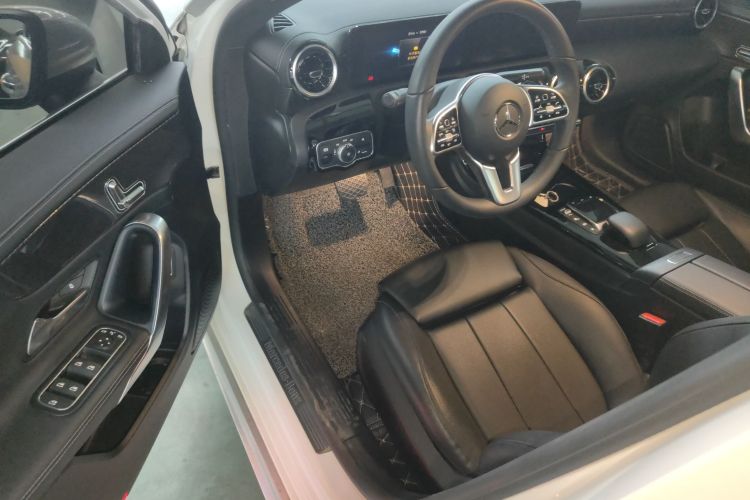 奔驰A级 2021款 A 200 L 运动轿车动感型中控内饰7003