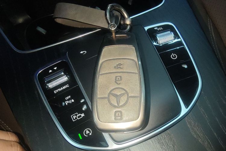 奔驰E级 2023款 改款 E 300 L 运动时尚型中控内饰7001