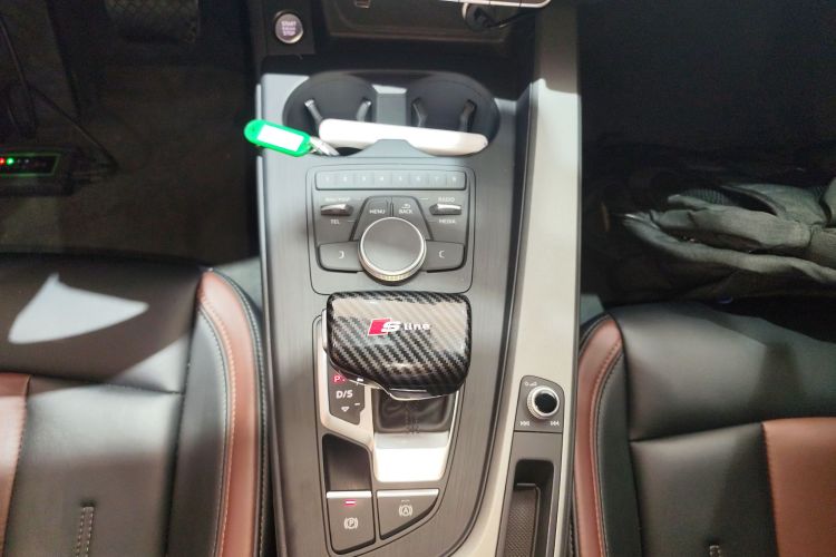 奥迪A4L 2018款 30周年年型 40 TFSI 进取型中控内饰18