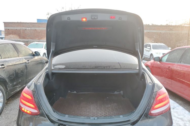 奔驰E级 2016款 E 300 L 运动豪华型局部细节23