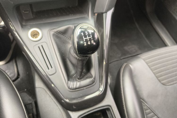 福特 福克斯 2017款 三厢 1.6L 手动风尚型智行版中控内饰18