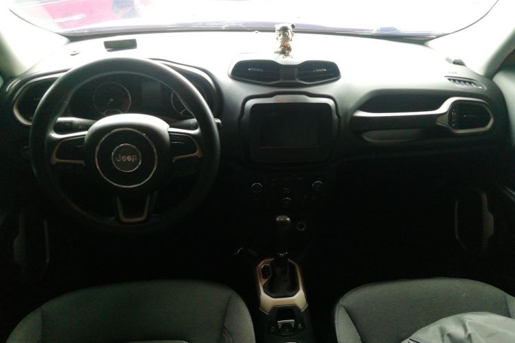 Jeep 自由侠 2018款 互联大屏版 180T 自动高能版中控内饰7002