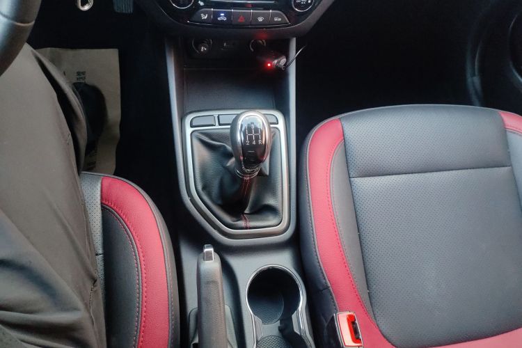 长安 逸动 2016款 XT 1.6L 手动俊酷型局部细节18