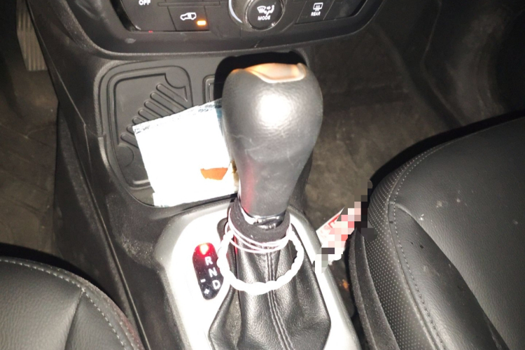 Jeep 自由侠 2019款 220T 自动领先版中控内饰18