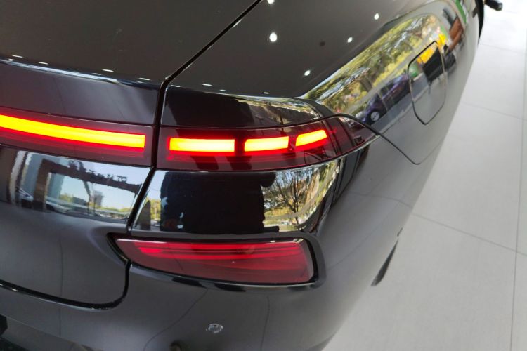 小鹏P7 2022款 625E车身外观9