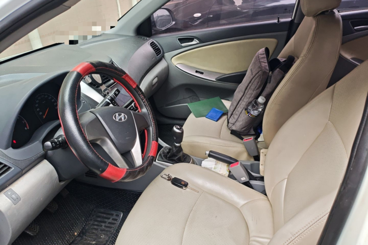 现代 瑞纳 2014款 1.4L 手动智能型GLS中控内饰19