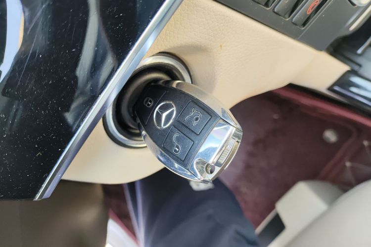 奔驰E级 2014款 改款 E 260 L 运动型中控内饰7001