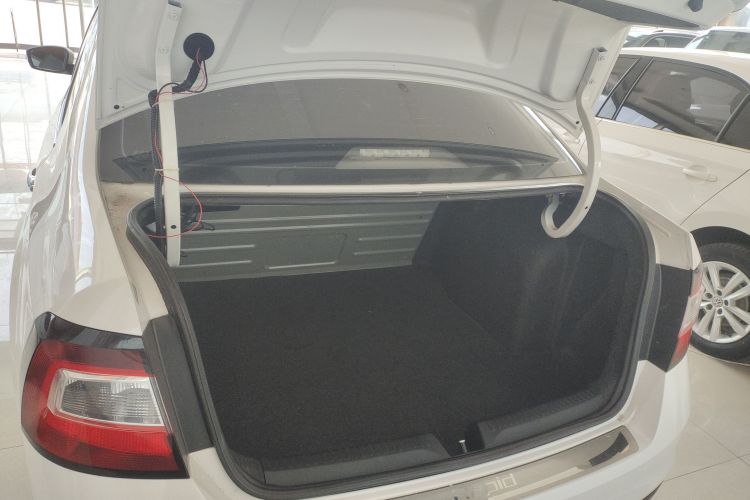 斯柯达 昕锐 2018款 1.6L 自动舒适版机舱底盘23