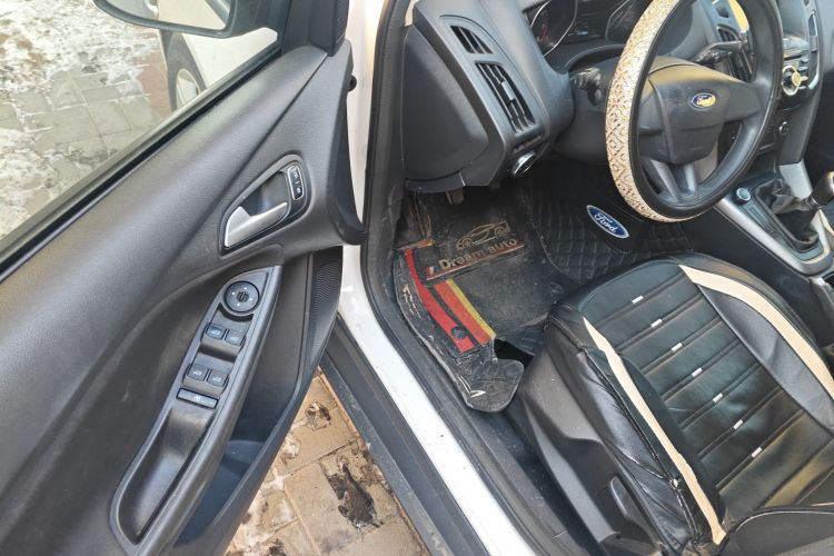 福特 福克斯 2017款 两厢 1.6L 手动舒适型智行版中控内饰20