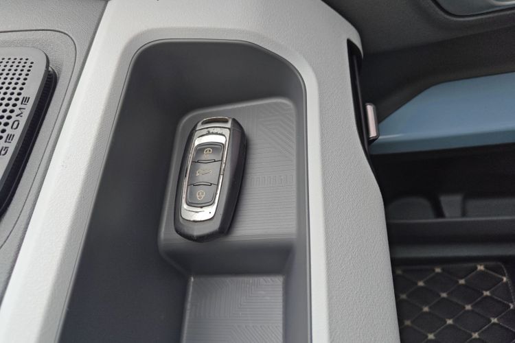 吉利银河 2023款 熊猫mini 新春版宝藏熊中控内饰7001