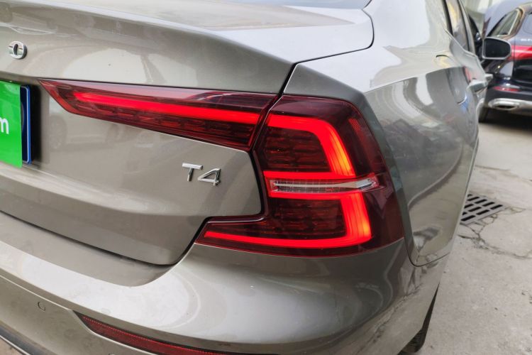 沃尔沃S60 2021款 T4 智逸豪华版车身外观9