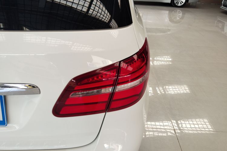 奔驰B级 2015款 B 200 豪华型车身外观9