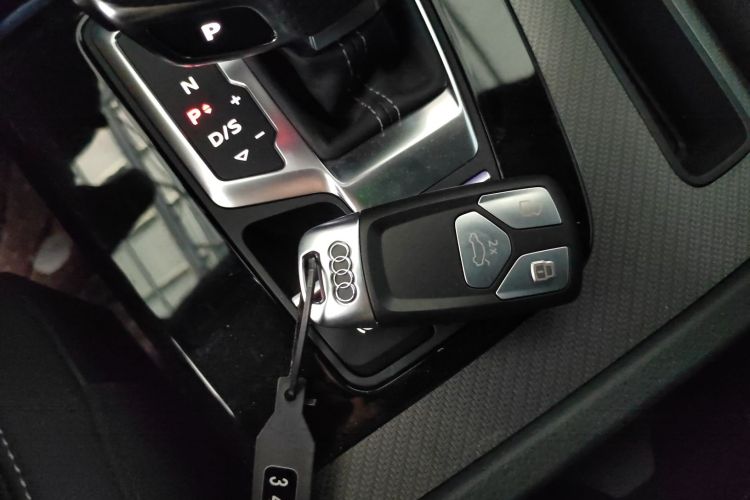 奥迪Q5L 2023款 40T 豪华动感型中控内饰7001