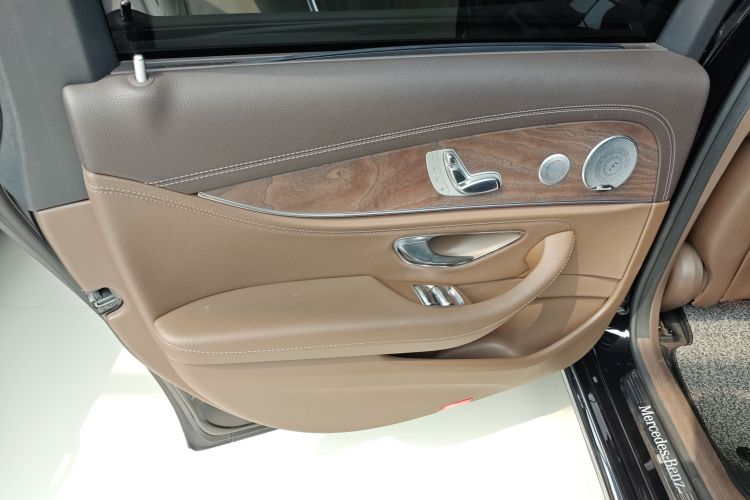 奔驰E级 2020款 改款 E 300 L 殊享版中控内饰7008