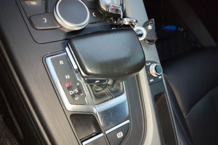 奥迪A4L 2017款 40 TFSI 时尚型中控内饰18