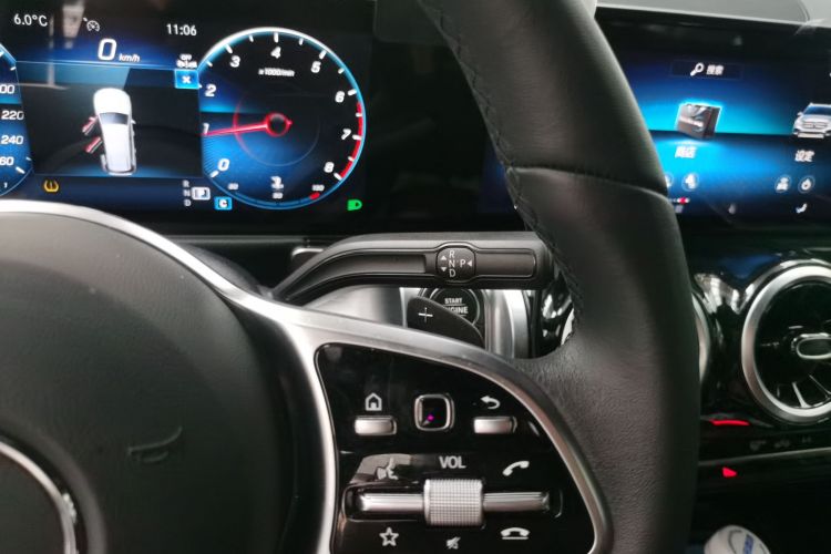 奔驰GLB 2023款 改款 GLB 200 动感型中控内饰18