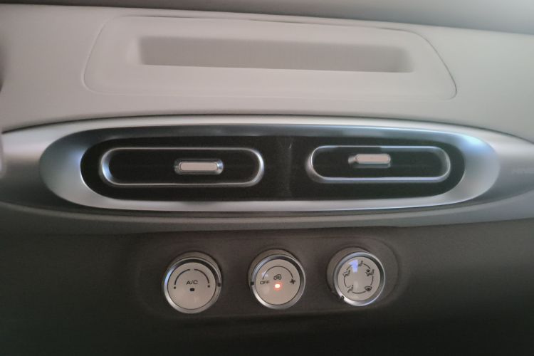 五菱汽车 宏光MINIEV 2025款 四门版 进阶款中控内饰16