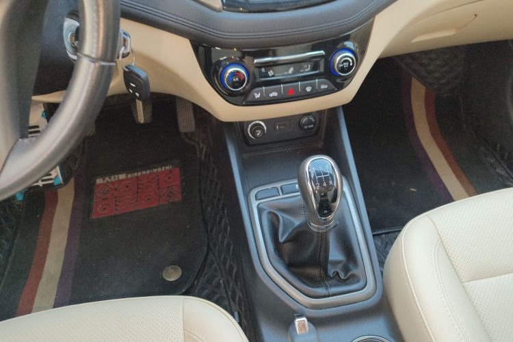 长安 逸动 2016款 1.6L 手动风尚型中控内饰18