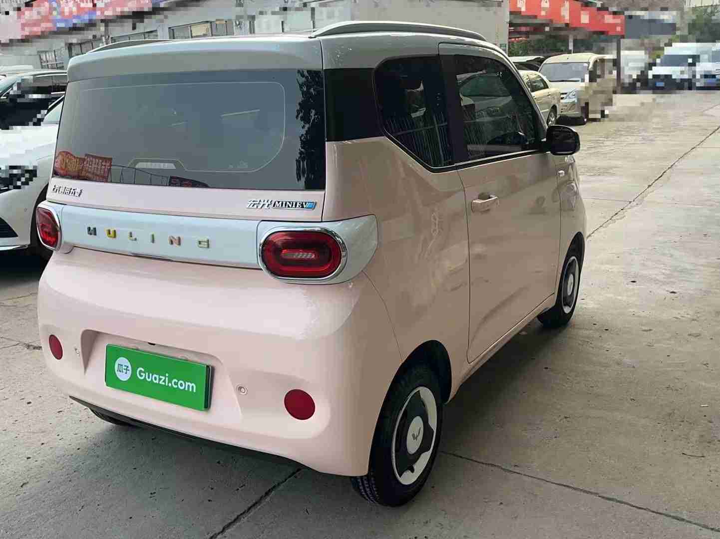 车辆右后45度外观实拍
