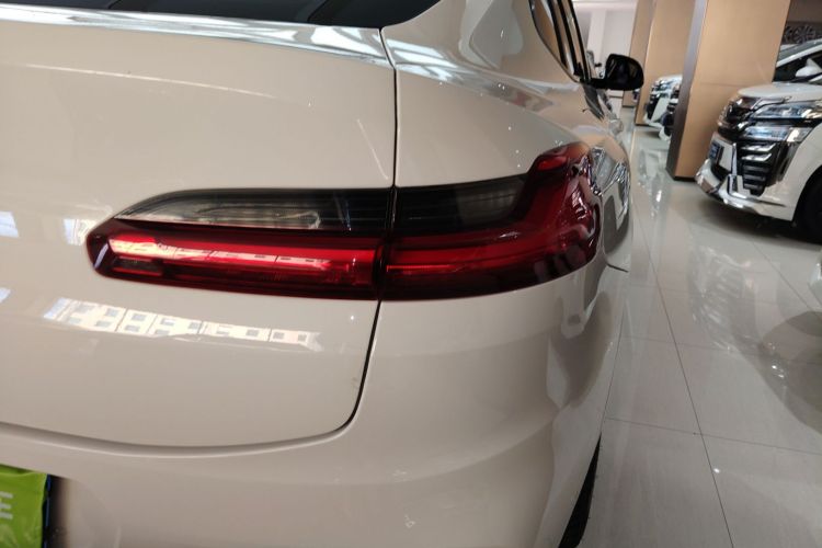 宝马X4 2021款 xDrive 25i M运动套装车身外观9