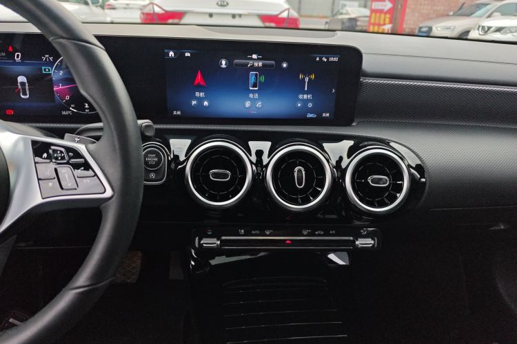 奔驰A级 2023款 A 180 L中控内饰16