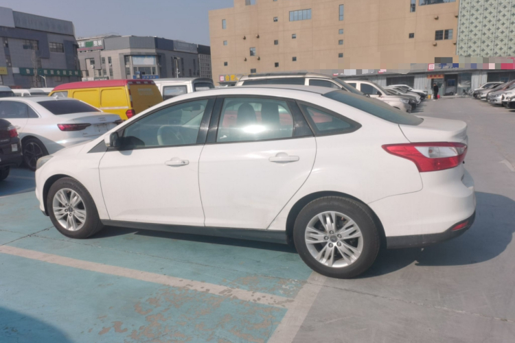 福特 福克斯 2012款 三厢 1.6L 手动舒适型车身外观4