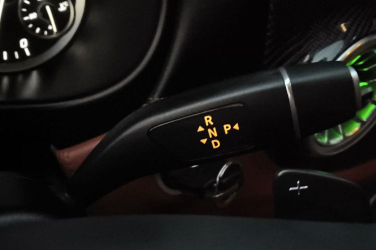 奔驰 威霆 2021款 2.0T 精英版 7座中控内饰18