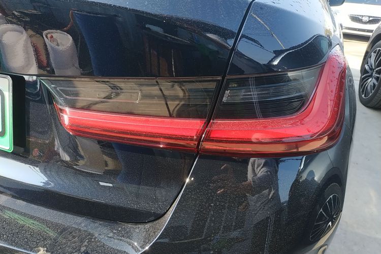 宝马i3 2022款 eDrive 35 L车身外观9