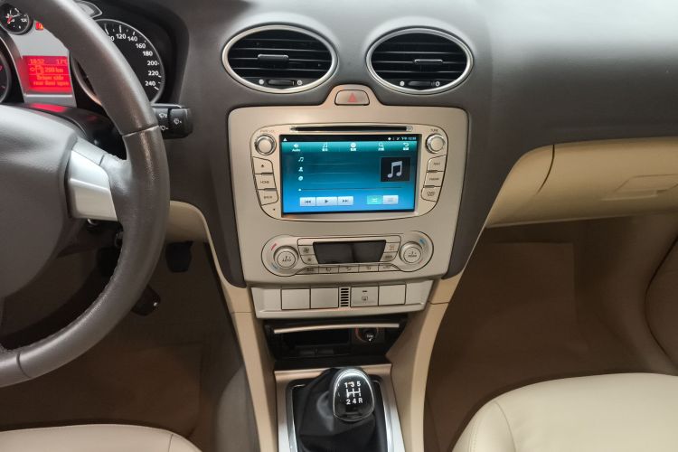 福特 福克斯 2013款 两厢经典 1.8L 手动时尚型中控内饰16